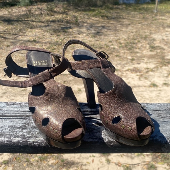 Stuart Weitzman Size 5 Brown/Gold T Strap Sandals - Picture 1 of 5